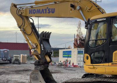 HD bucket with progressive link hydraulic thumb