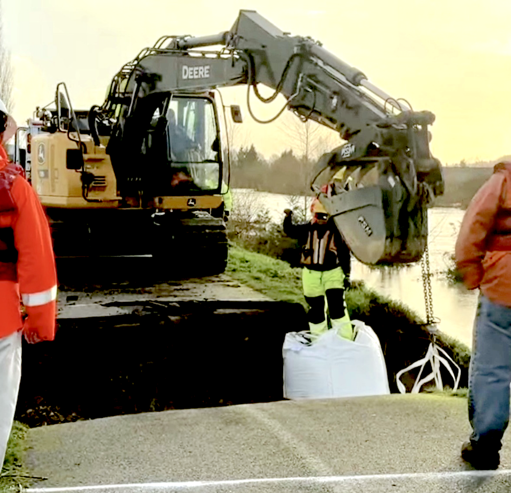 HD bucket plugging breached dike