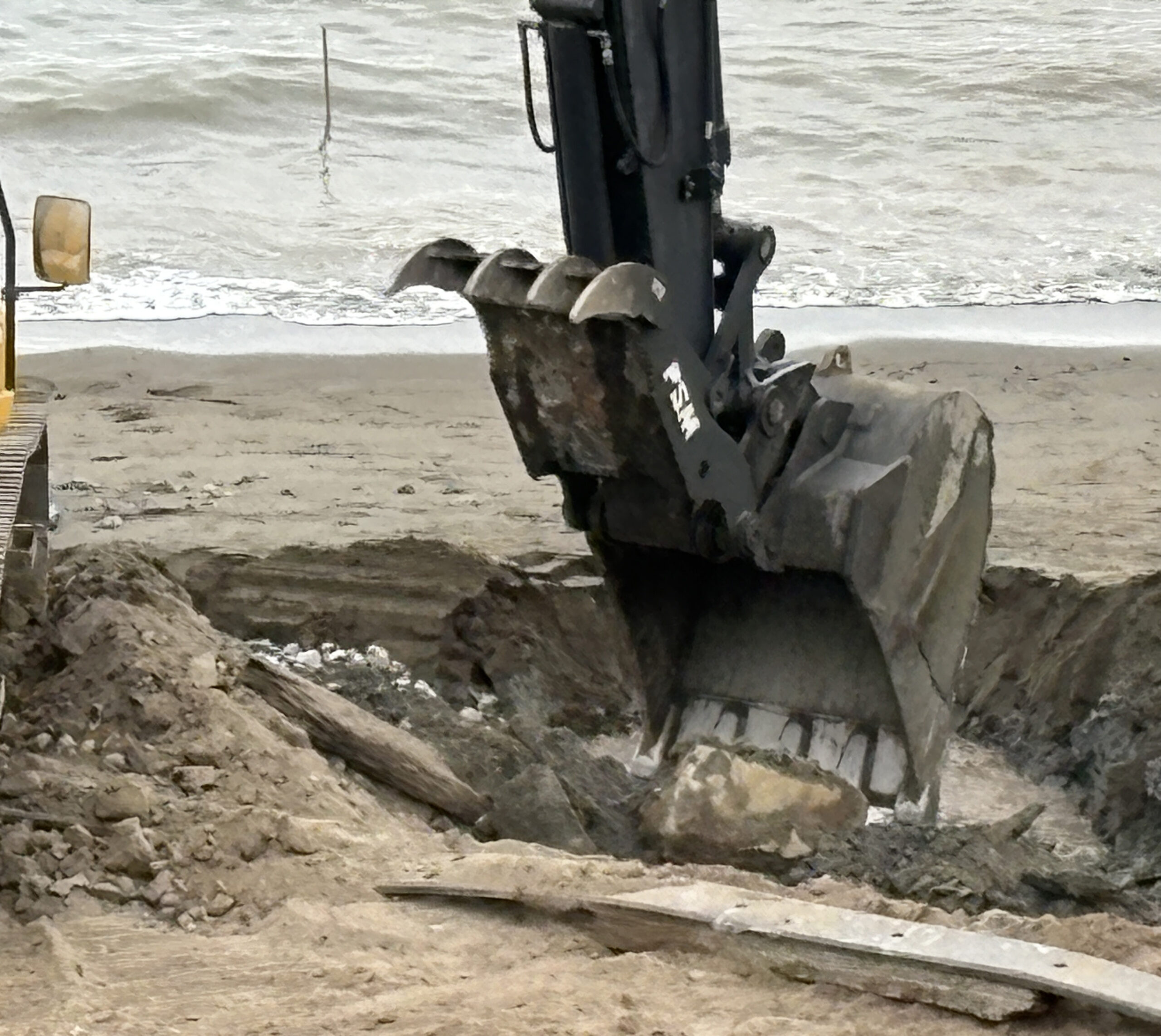 Progressive link thumb working on beach