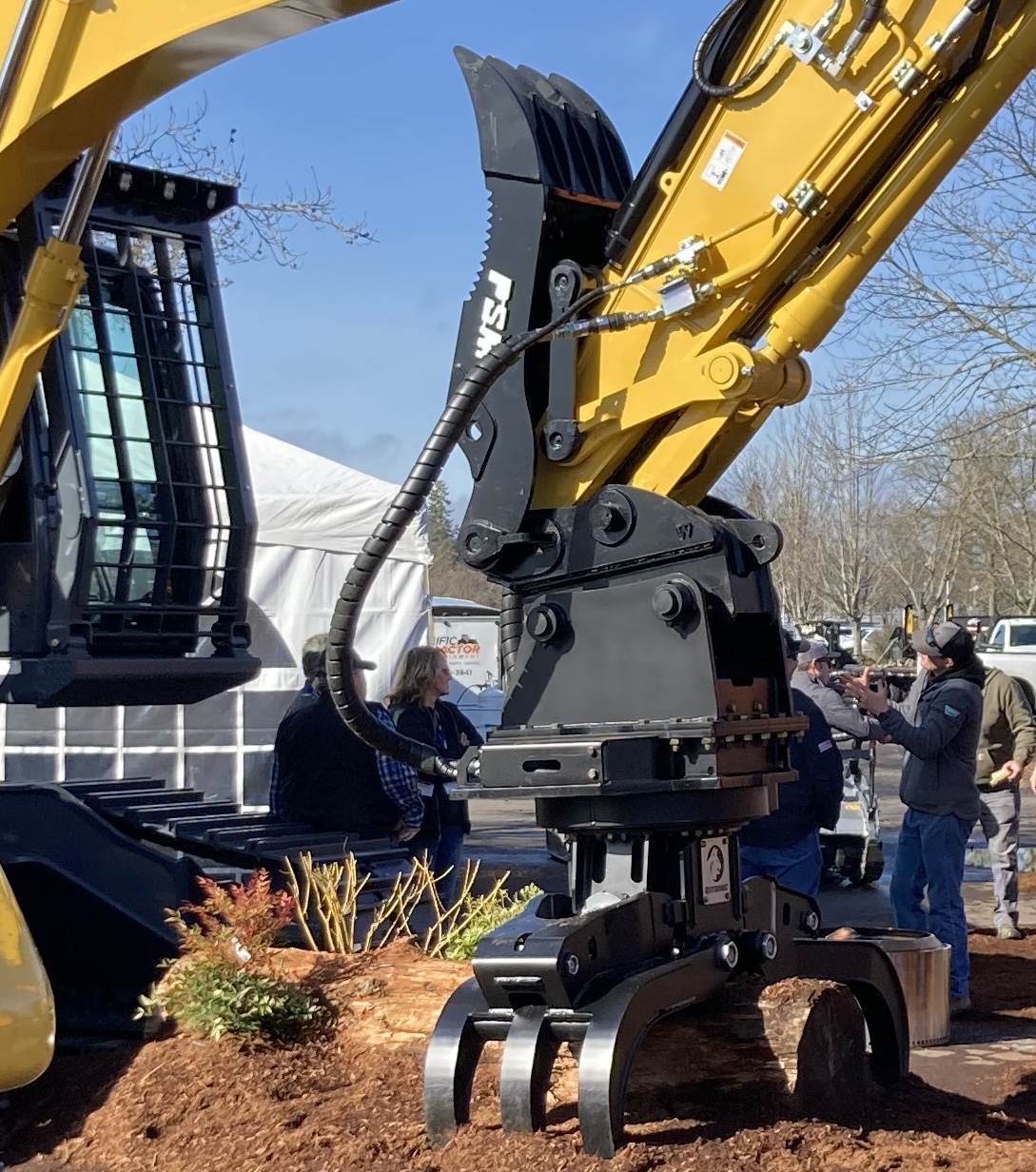 Clamshell grapple with thumb