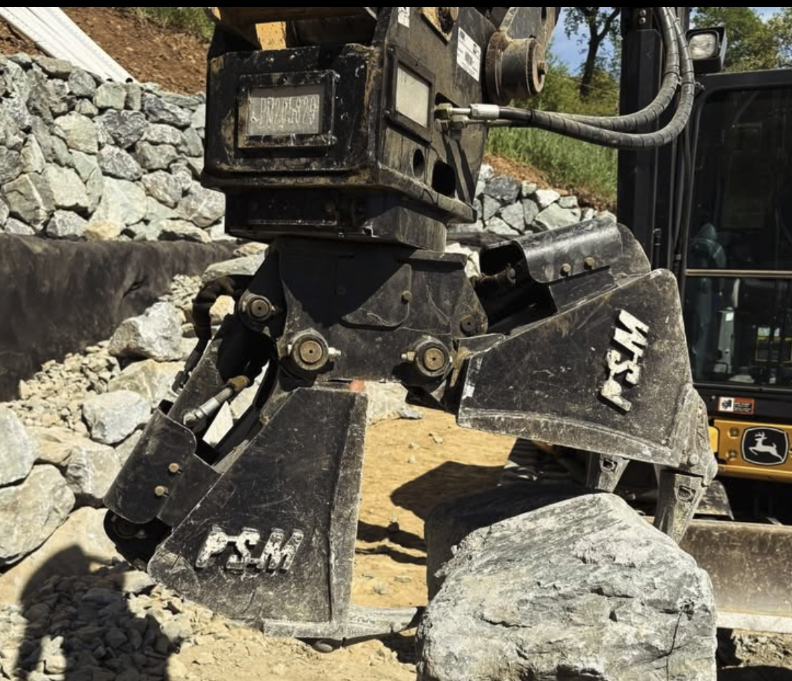 Clamshell grapple application in quarry