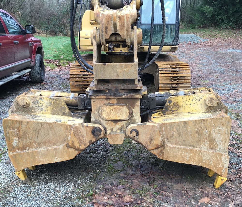 clamshell grapple in field